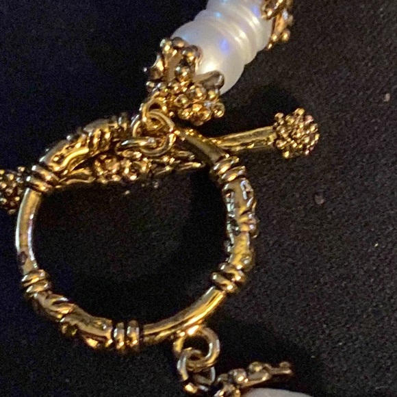 Pearl bracelet with antique gold finish - Picture 3 of 3